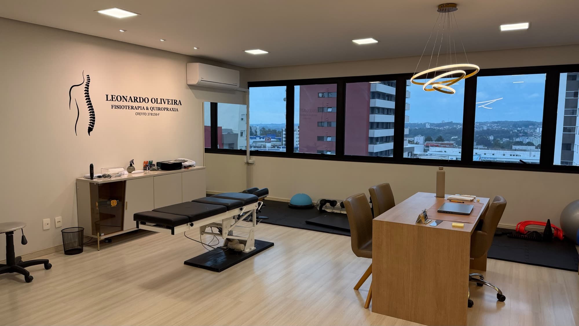 Maca de quiropraxia no consultório de fisioterapia em Caxias do Sul