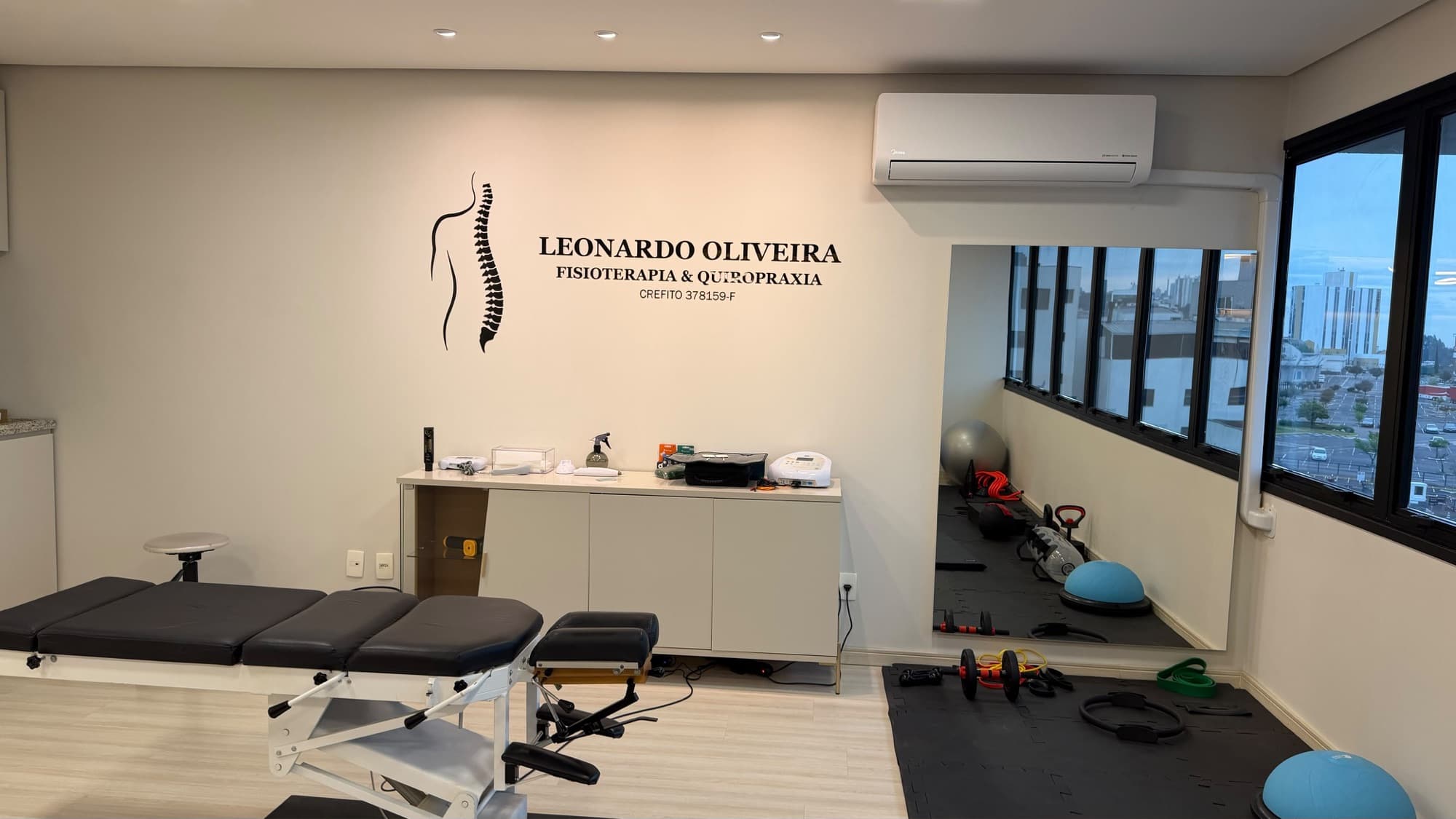 Consultório de fisioterapia em Caxias do Sul – maca e equipamentos de reabilitação